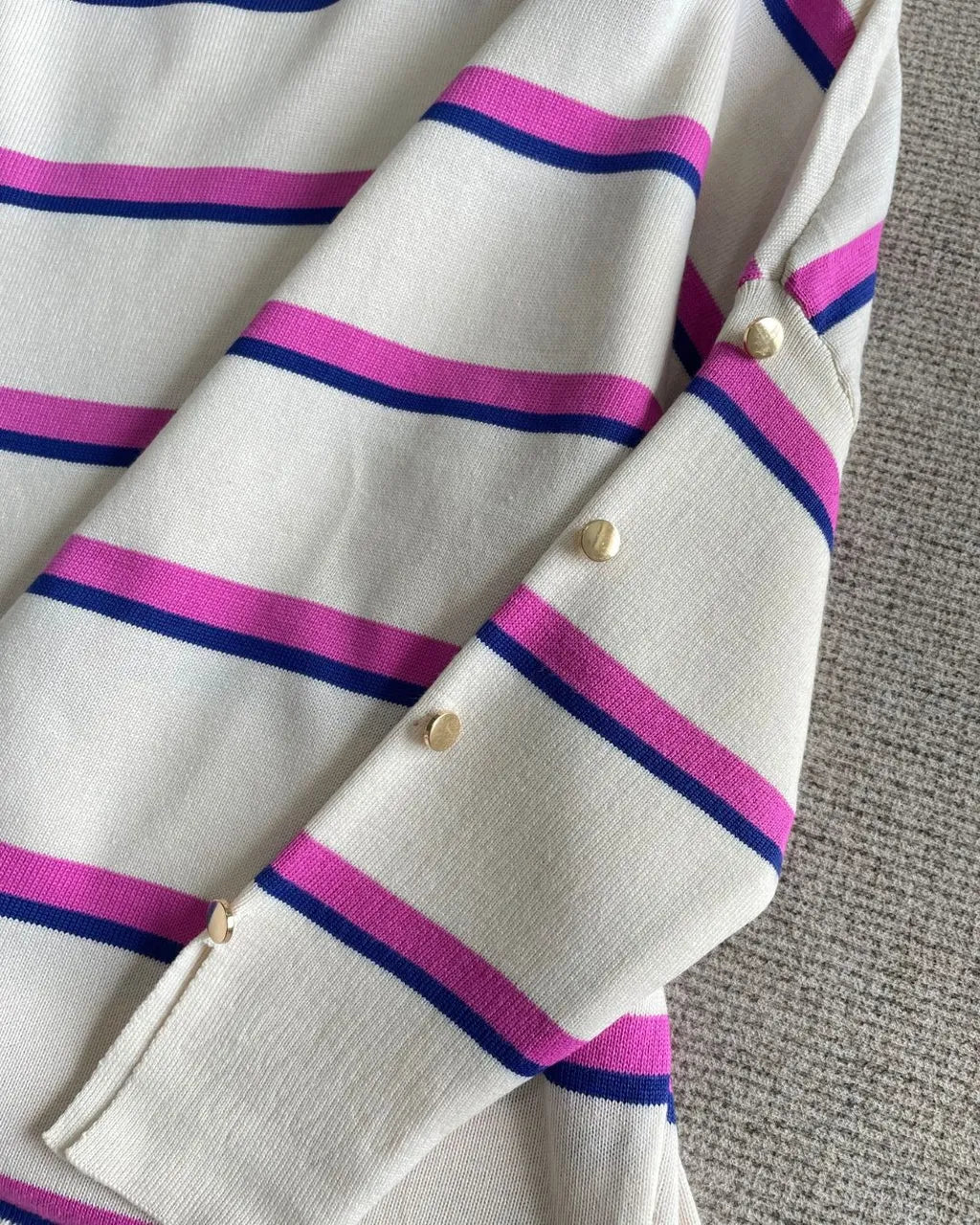 HW [TOP ONLY] Qeela Stripe Basic Knitwear Blouse